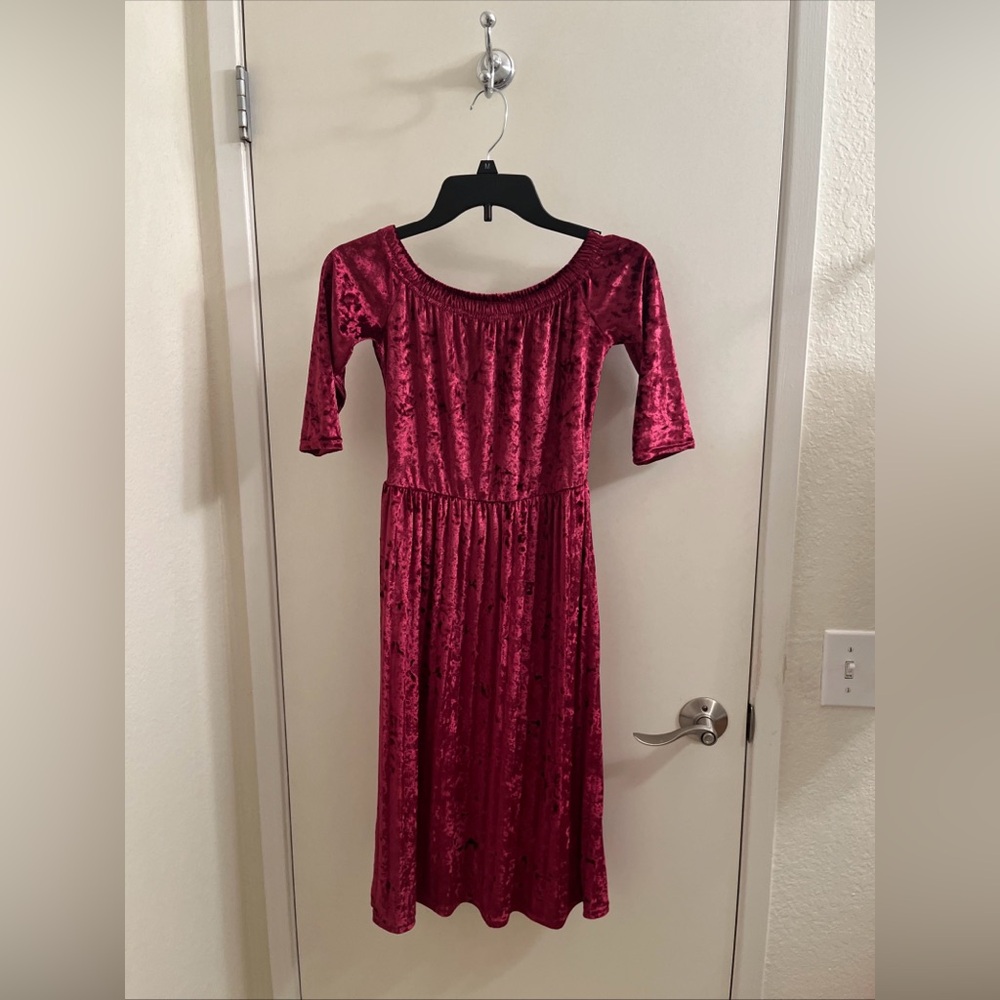Juniors Sz M Elegant Velvet pleated Midi Dress in Rich Burgundy